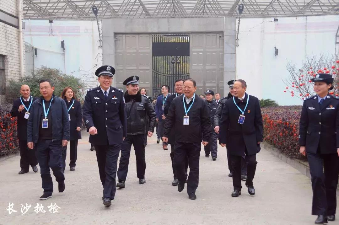 王勋爵检察长深入湖南省女子监狱开展节前安全防范检�? /></a></td>
   
    <td class=